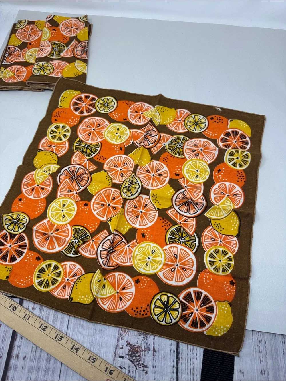 VINTAGE NAPKINS CITRUS PRINT BROWN BACKGROUND ORANGES LEMONS LOT OF 4 60S 70S